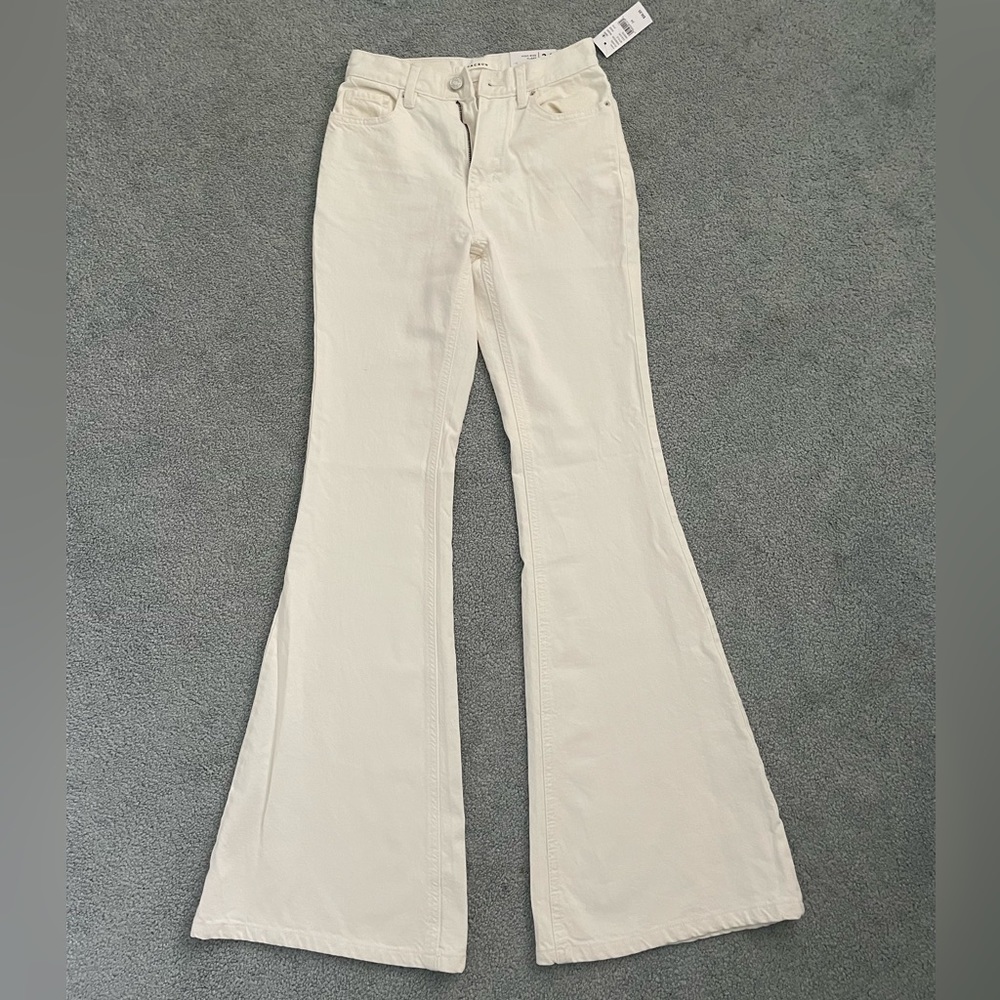 flattering flare jeans easy to style and very trendy !